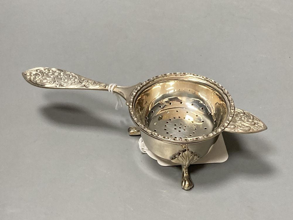 A 1960s silver tea strainer on stand, A. Chick & Sons Ltd, London, 1965, 16.3cm, 117 grams.